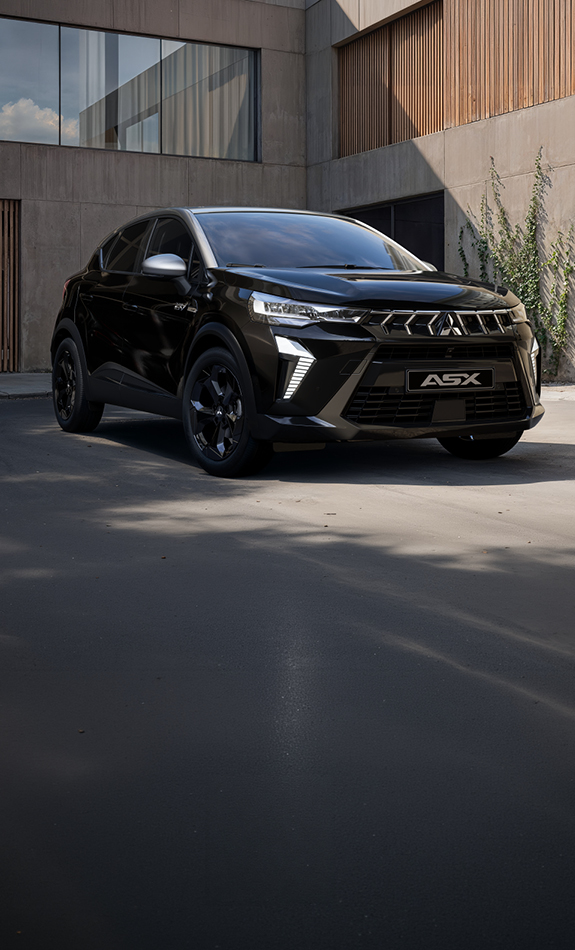 Mitsubishi ASX Black in Schwarz in urbanem Umfeld
